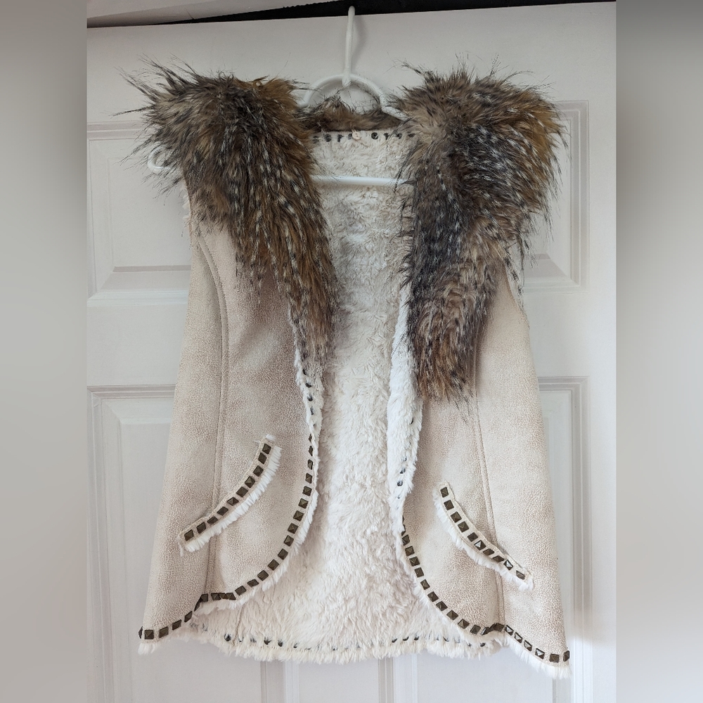 Faux Lthr distress’s look vest w/ studs S